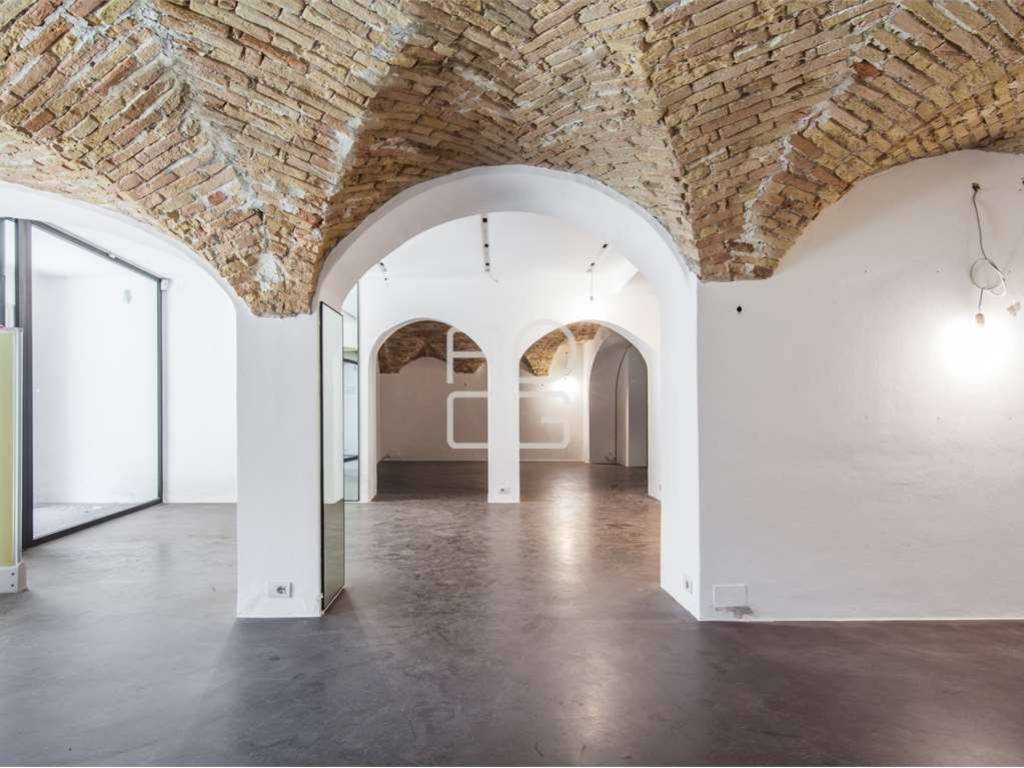 negozio in vendita a Desenzano del Garda in zona Campeggio sul Vò