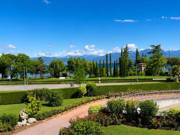 casa indipendente in vendita a Desenzano del Garda in zona Rivoltella