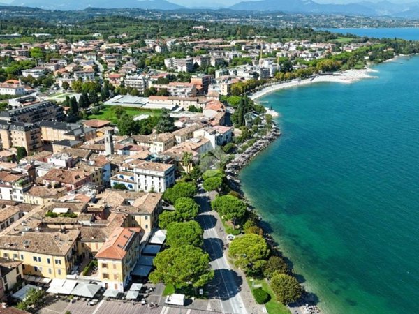 negozio in vendita a Desenzano del Garda in zona Campeggio sul Vò