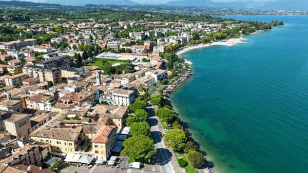negozio in vendita a Desenzano del Garda in zona Campeggio sul Vò
