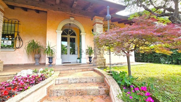 casa indipendente in vendita a Desenzano del Garda in zona Rivoltella