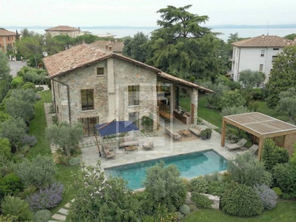 casa indipendente in vendita a Desenzano del Garda in zona Campeggio sul Vò