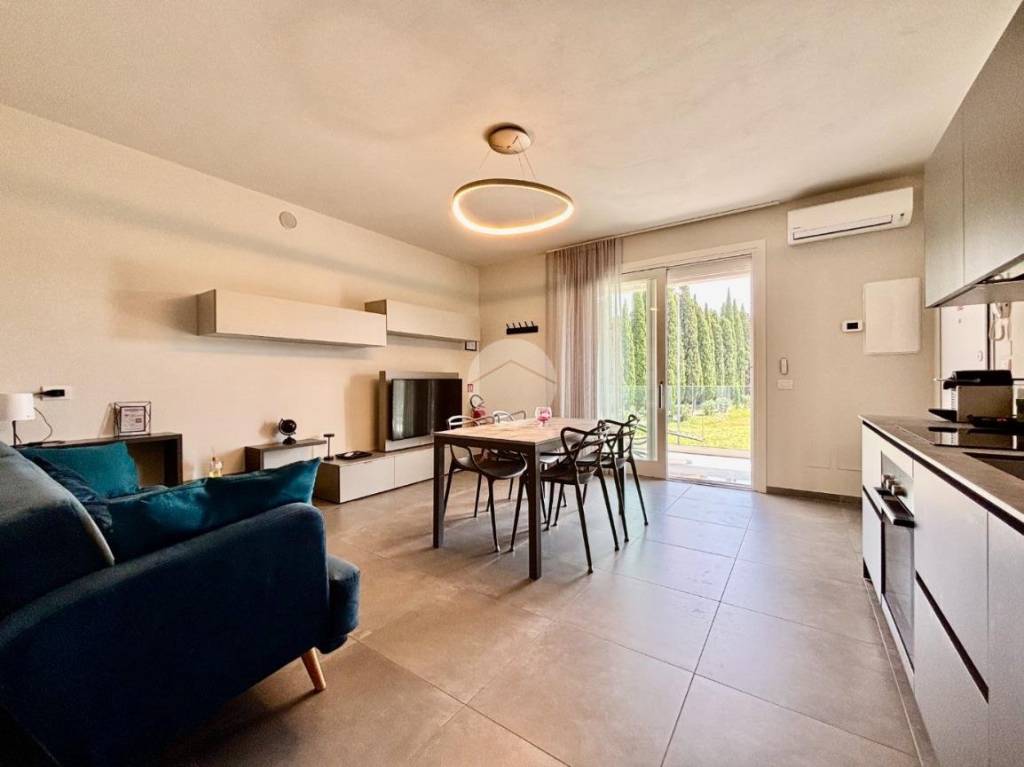 appartamento in vendita a Desenzano del Garda in zona Rivoltella