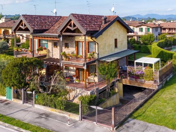 casa indipendente in vendita a Desenzano del Garda in zona San Pietro