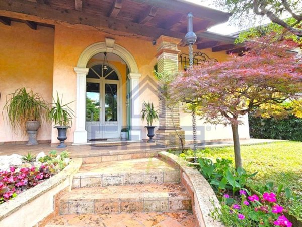 casa indipendente in vendita a Desenzano del Garda in zona Rivoltella
