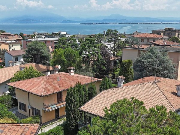 casa indipendente in vendita a Desenzano del Garda in zona Campeggio sul Vò