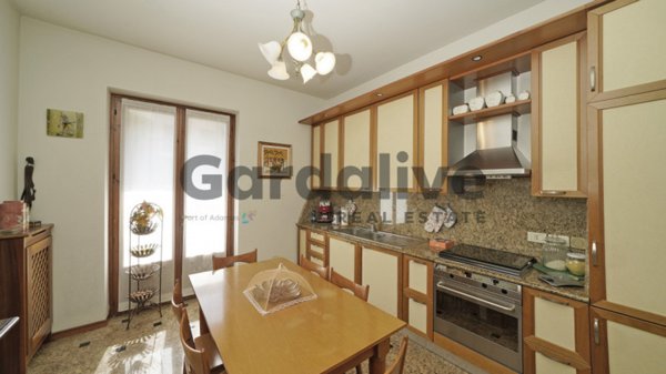 casa indipendente in vendita a Desenzano del Garda in zona Campeggio sul Vò