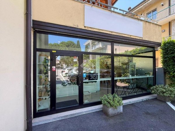 negozio in vendita a Desenzano del Garda in zona Campeggio sul Vò