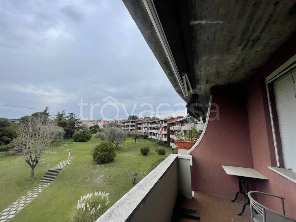 appartamento in vendita a Desenzano del Garda in zona Campeggio sul Vò