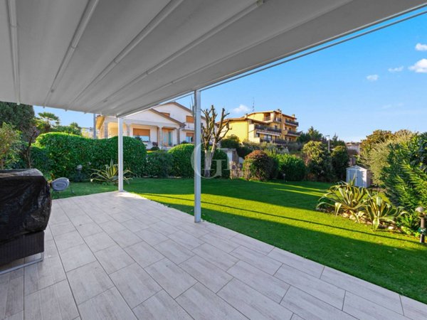 casa indipendente in vendita a Desenzano del Garda in zona Rivoltella