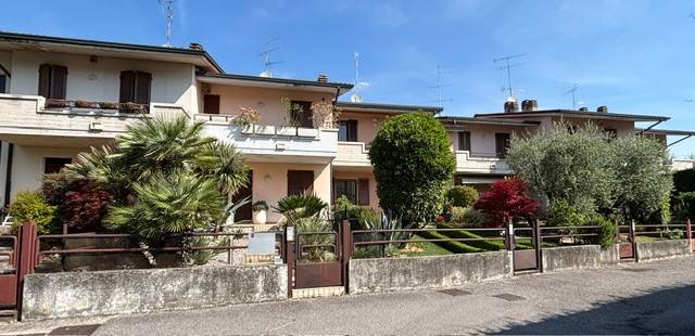 casa indipendente in vendita a Desenzano del Garda in zona Campeggio sul Vò