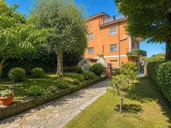 appartamento in vendita a Desenzano del Garda in zona Rivoltella