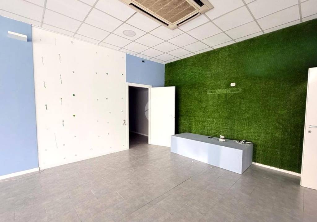 negozio in vendita a Desenzano del Garda in zona Rivoltella