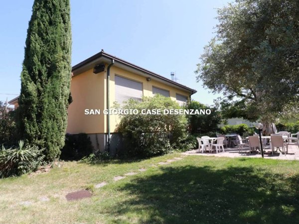 casa indipendente in vendita a Desenzano del Garda in zona Vaccarolo