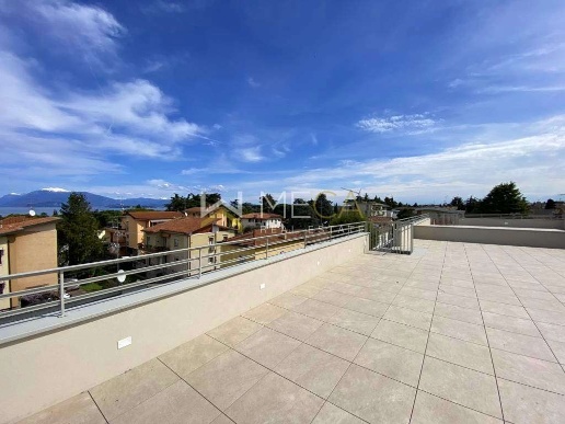 appartamento in vendita a Desenzano del Garda in zona Campeggio sul Vò