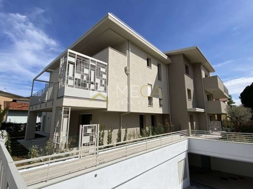 appartamento in vendita a Desenzano del Garda in zona Campeggio sul Vò