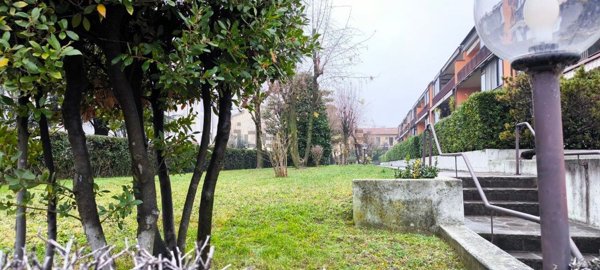 appartamento in vendita a Desenzano del Garda in zona Rivoltella