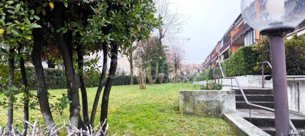 appartamento in vendita a Desenzano del Garda in zona Rivoltella