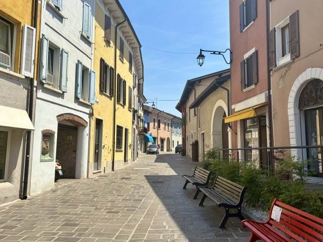 casa indipendente in vendita a Desenzano del Garda in zona Rivoltella