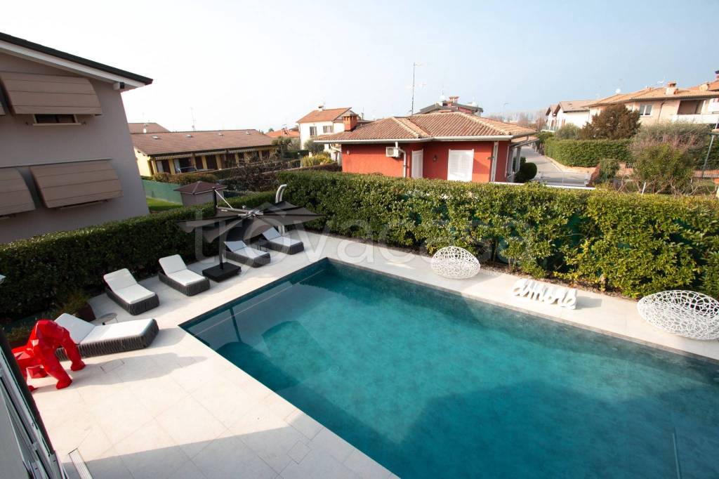 casa indipendente in vendita a Desenzano del Garda in zona Rivoltella