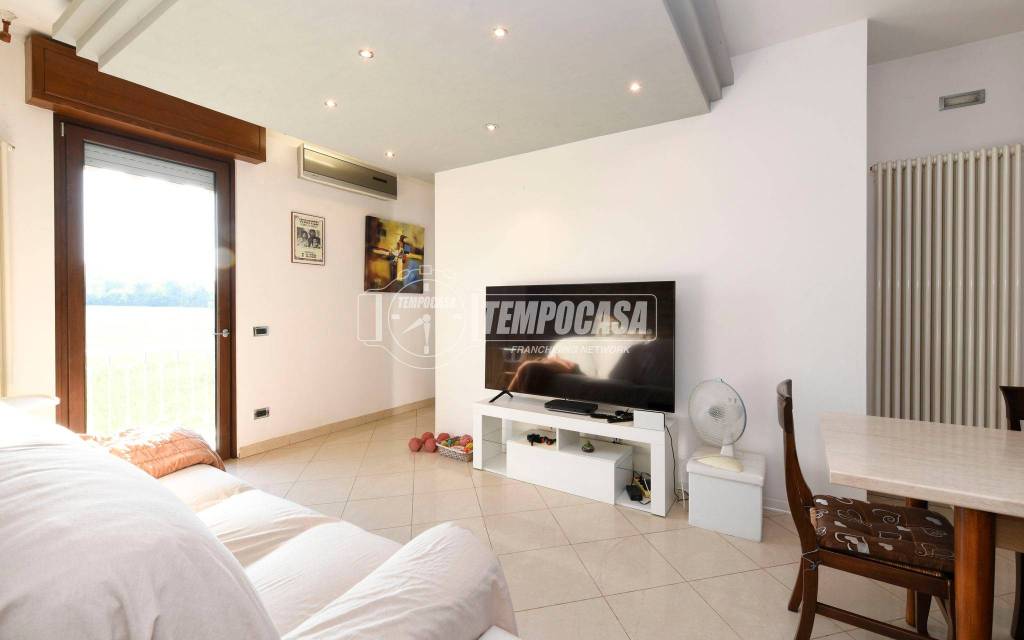 appartamento in vendita a Desenzano del Garda in zona Campeggio sul Vò