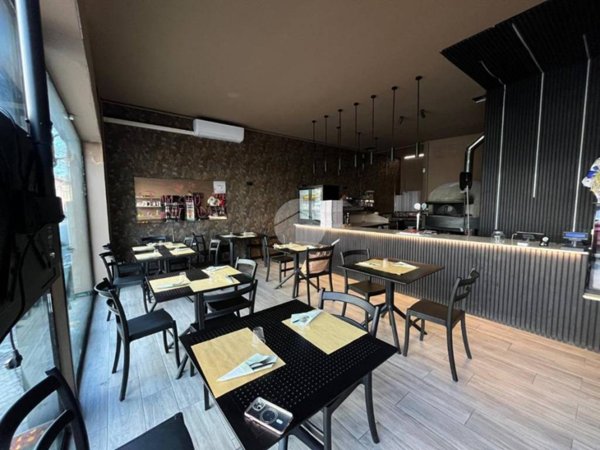 negozio in vendita a Desenzano del Garda in zona Campeggio sul Vò