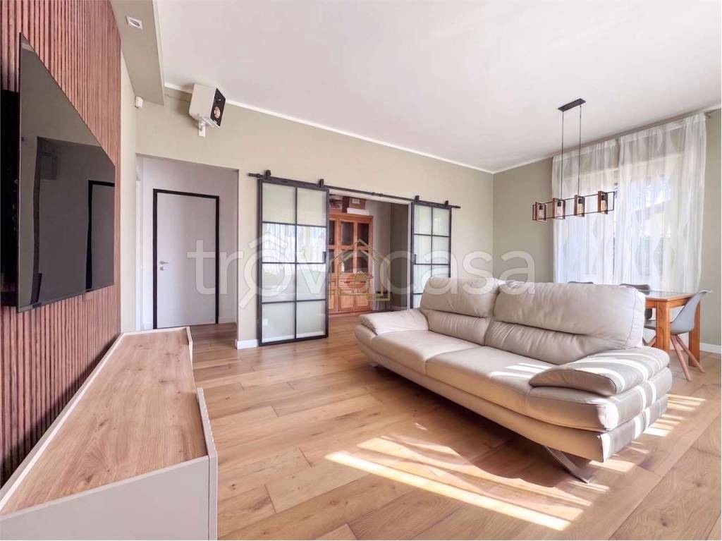 casa indipendente in vendita a Desenzano del Garda in zona Rivoltella
