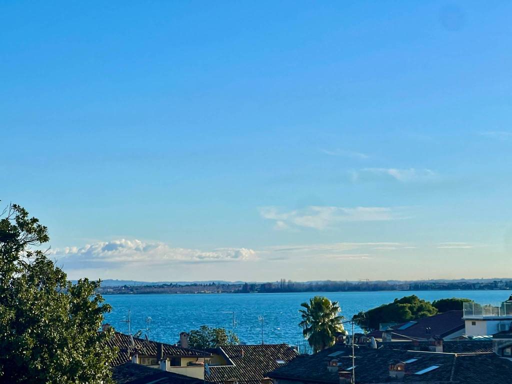 appartamento in vendita a Desenzano del Garda in zona Campeggio sul Vò