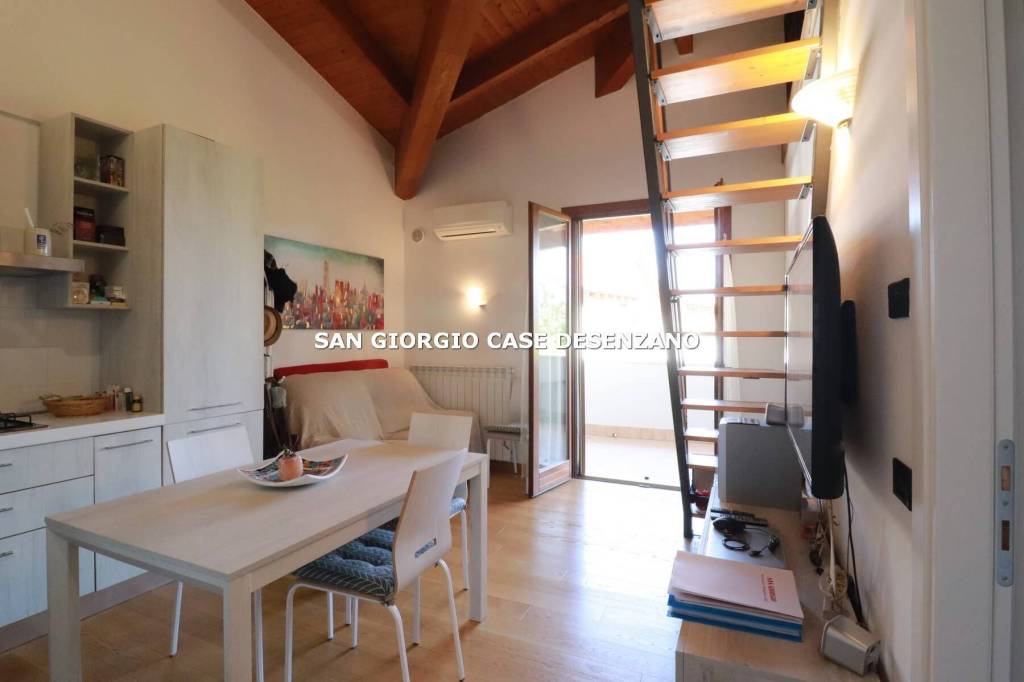 appartamento in vendita a Desenzano del Garda in zona Rivoltella