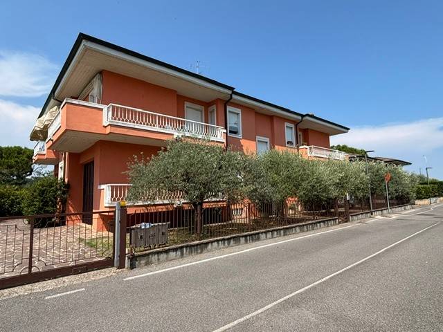 appartamento in vendita a Desenzano del Garda in zona Campeggio sul Vò