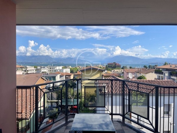 appartamento in vendita a Desenzano del Garda in zona Campeggio sul Vò