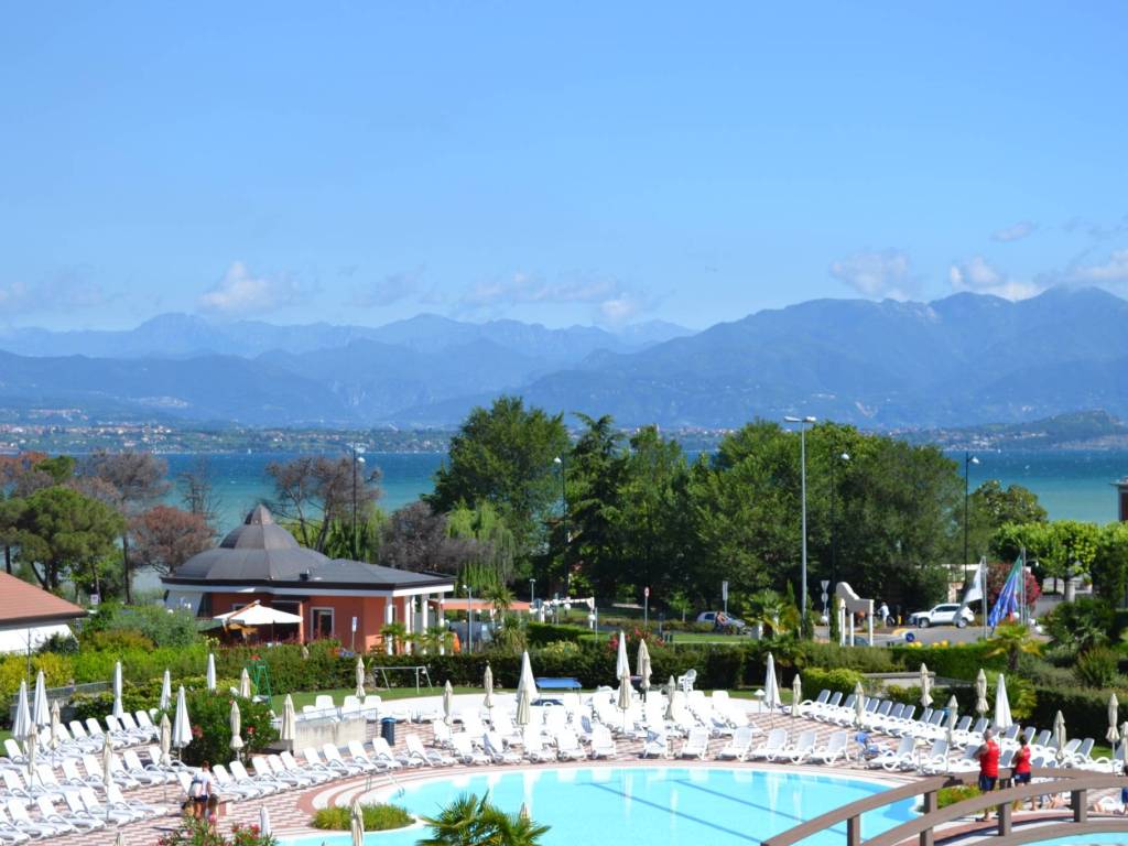 appartamento in vendita a Desenzano del Garda in zona Rivoltella