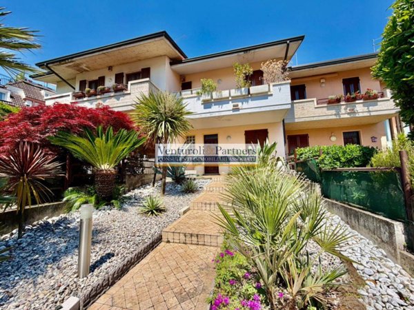 casa indipendente in vendita a Desenzano del Garda in zona Campeggio sul Vò