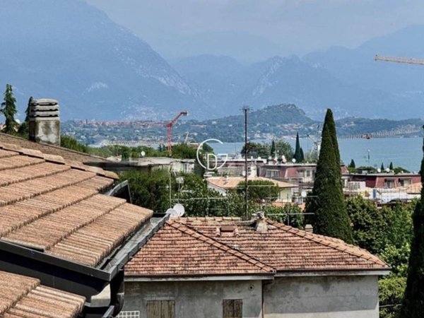 casa indipendente in vendita a Desenzano del Garda in zona Campeggio sul Vò
