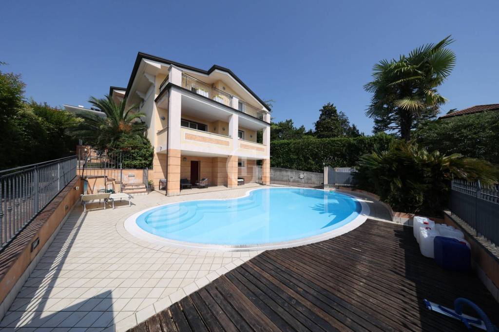 appartamento in vendita a Desenzano del Garda in zona Campeggio sul Vò