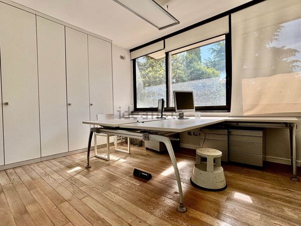 ufficio in vendita a Desenzano del Garda in zona Campeggio sul Vò