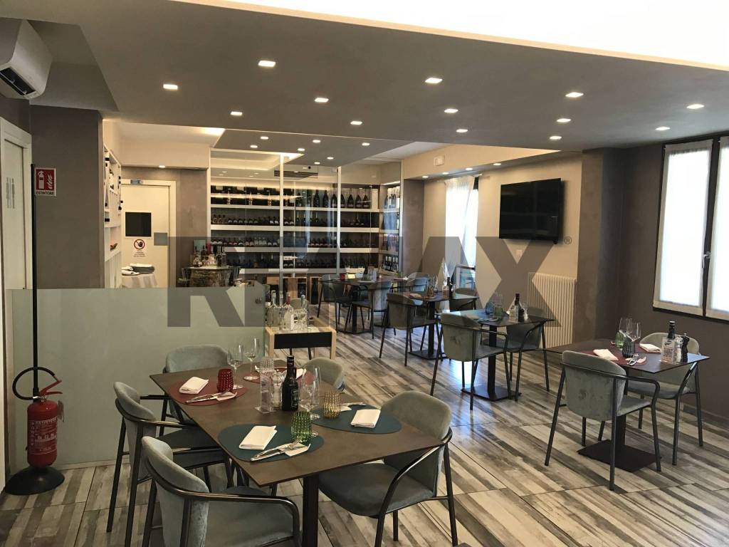 negozio in vendita a Desenzano del Garda in zona San Martino della Battaglia