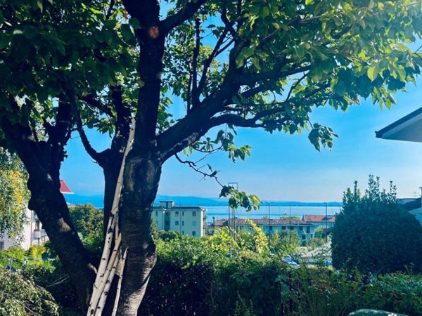 casa indipendente in vendita a Desenzano del Garda in zona Campeggio sul Vò