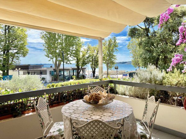 casa indipendente in vendita a Desenzano del Garda in zona Campeggio sul Vò
