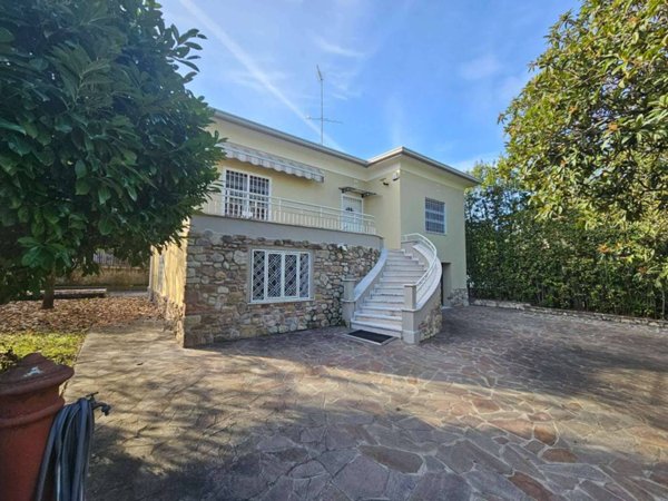 casa indipendente in vendita a Desenzano del Garda in zona Campeggio sul Vò