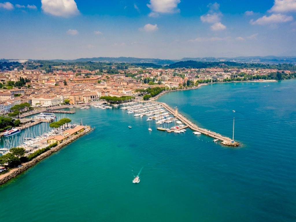 appartamento in vendita a Desenzano del Garda in zona Campeggio sul Vò