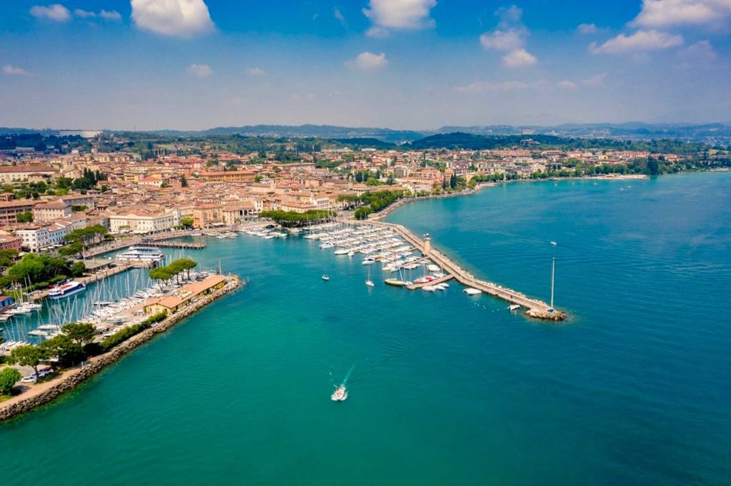 appartamento in vendita a Desenzano del Garda in zona Campeggio sul Vò