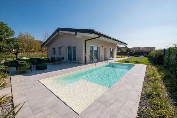 casa indipendente in vendita a Desenzano del Garda in zona Campeggio sul Vò