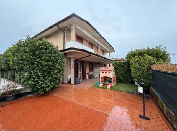 casa indipendente a Desenzano del Garda in zona San Martino della Battaglia