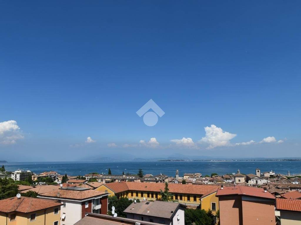 appartamento in vendita a Desenzano del Garda in zona Campeggio sul Vò