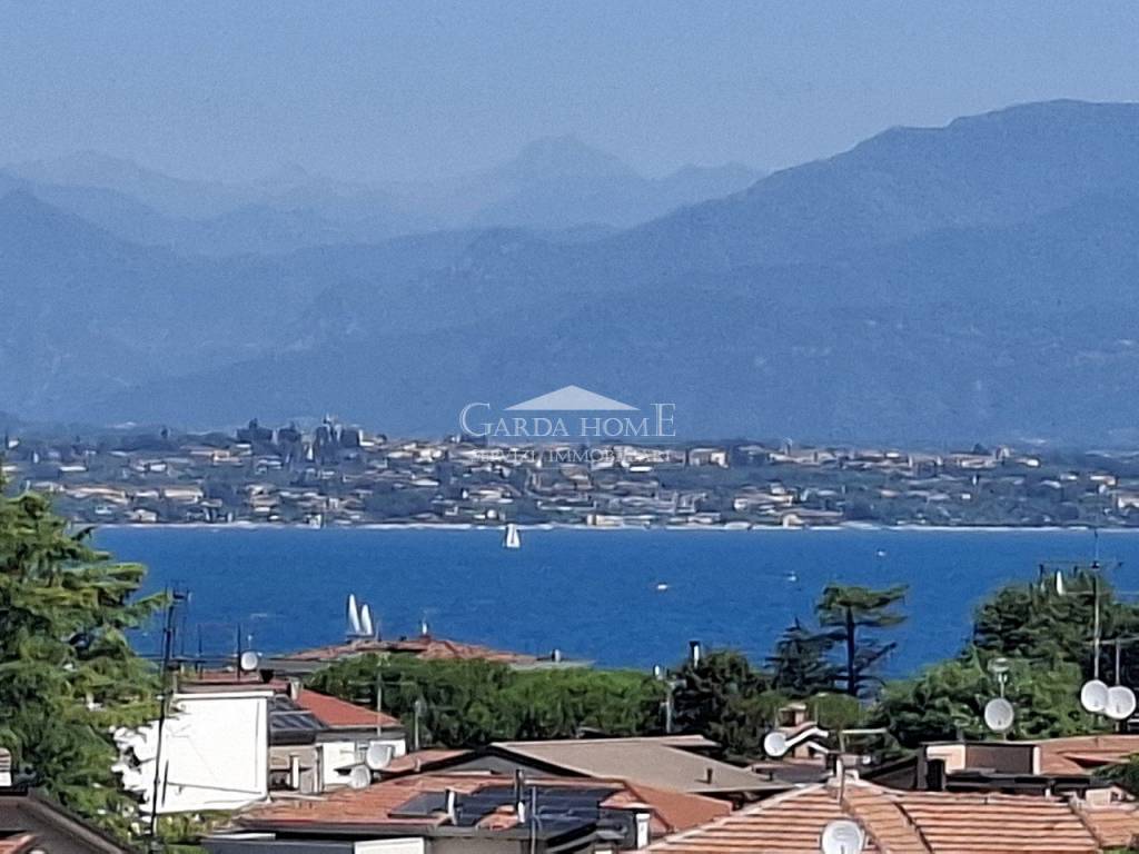 appartamento in vendita a Desenzano del Garda in zona Campeggio sul Vò