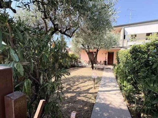 casa indipendente in vendita a Desenzano del Garda in zona Campeggio sul Vò
