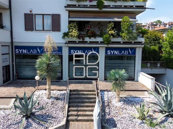 negozio in vendita a Desenzano del Garda in zona Campeggio sul Vò