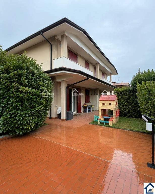 casa indipendente a Desenzano del Garda in zona San Martino della Battaglia