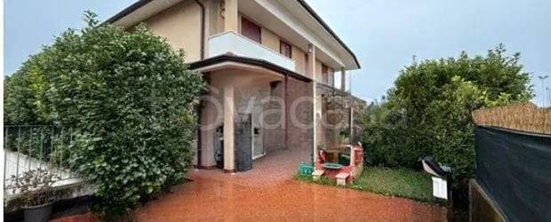 casa indipendente a Desenzano del Garda in zona San Martino della Battaglia